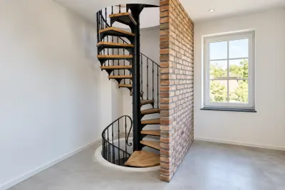Kuta balustrada spiralna z klasycznymi tralkami, model BKW85 — odtworzone ujęcie oryginalne. Wizualizacja AI.