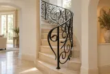 Kuta balustrada spiralna z ornamentyką secesyjną, model BKW02 — aranżacja w nowej przestrzeni. Wizualizacja AI.