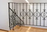 Kuta balustrada wewnętrzna klasyczna z ornamentyką zwojową, model BKW12 — odtworzone ujęcie oryginalne. Wizualizacja AI.