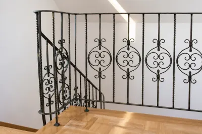Kuta balustrada wewnętrzna klasyczna z ornamentyką zwojową, model BKW12 — odtworzone ujęcie oryginalne. Wizualizacja AI.