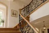 Kuta balustrada wewnętrzna o klasycznym wzornictwie z elementami floralnymi, model BKW62 — aranżacja w nowej przestrzeni. Wizualizacja AI.