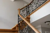 Kuta balustrada wewnętrzna o klasycznym wzornictwie z elementami floralnymi, model BKW62 — odtworzone ujęcie oryginalne. Wizualizacja AI.