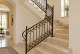 Kuta balustrada wewnętrzna "rocaille", model BKW10 — aranżacja w nowej przestrzeni. Wizualizacja AI.