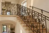 Kuta balustrada wewnętrzna schodowa z ornamentami spiralnymi, model BKW08 — aranżacja w nowej przestrzeni. Wizualizacja AI.