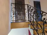 Wyrób kuty: Kuta balustrada wewnętrzna w stylu secesyjnym z motywem liściastym
