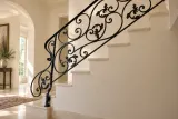 Kuta balustrada wewnętrzna z ornamentalnym zdobieniem, model BKW27 — aranżacja w nowej przestrzeni. Wizualizacja AI.
