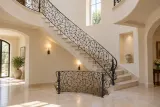 Kuta balustrada wewnętrzna z ornamentyką klasyczną, model BKW06 — aranżacja w nowej przestrzeni. Wizualizacja AI.