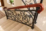 Kuta balustrada wewnętrzna z ornamentyką klasyczną, model BKW28 — aranżacja w nowej przestrzeni. Wizualizacja AI.