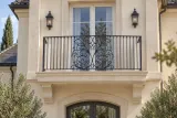 Kuta balustrada zewnętrzna klasyczna ornamentowa, model BKZ57 — aranżacja w nowej przestrzeni. Wizualizacja AI.