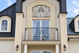 Kuta balustrada zewnętrzna klasyczna ornamentowa, model BKZ57 — odtworzone ujęcie oryginalne. Wizualizacja AI.