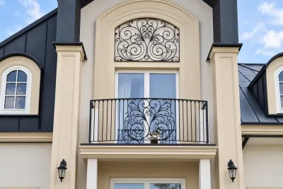 Kuta balustrada zewnętrzna klasyczna ornamentowa, model BKZ57 — odtworzone ujęcie oryginalne. Wizualizacja AI.