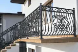 Kuta balustrada zewnętrzna klasyczna z ornamentyką, model BKZ20 — odtworzone ujęcie oryginalne. Wizualizacja AI.