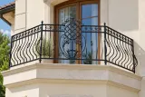 Kuta balustrada zewnętrzna klasyczna z ornamentyką, model sc94 — aranżacja w nowej przestrzeni. Wizualizacja AI.