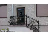 Wyrób kuty: Kuta Balustrada Zewnętrzna Klasyczna z Złoconymi Elementami Floralnymi