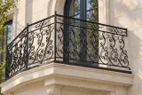 Kuta balustrada zewnętrzna klasyczna zdobiona, model BKZ09 — aranżacja w nowej przestrzeni. Wizualizacja AI.