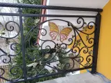 Wyrób kuty: Kuta Balustrada Zewnętrzna z Aplikacjami Motyli