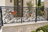 Kuta balustrada zewnętrzna ornamentalna z motywami fauny i flory, model sx51 — aranżacja w nowej przestrzeni. Wizualizacja AI.
