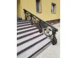 Wyrób kuty: Kuta Balustrada Zewnętrzna z Motywami Liściastymi i Spiralnymi