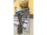 Wyrób kuty: Kuta Balustrada Zewnętrzna z Motywami Liściastymi i Spiralnymi