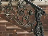 Wyrób kuty: Kuta Balustrada Zewnętrzna z Motywami Liściastymi i Spiralnymi