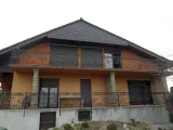 Wyrób kuty: Kuta Balustrada Zewnętrzna z Motywem Winnym i Herbem