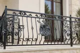 Kuta balustrada zewnętrzna z motywem winnym i herbem, model sc96 — aranżacja w nowej przestrzeni. Wizualizacja AI.