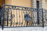 Kuta balustrada zewnętrzna z motywem winnym i herbem, model sc96 — odtworzone ujęcie oryginalne. Wizualizacja AI.