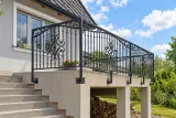 Kuta balustrada zewnętrzna z ornamentami klasycznymi, model BKZ77 — odtworzone ujęcie oryginalne. Wizualizacja AI.