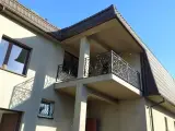 Wyrób kuty: Kuta Balustrada Zewnętrzna z Ornamentyką Klasyczną