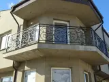 Wyrób kuty: Kuta Balustrada Zewnętrzna z Ornamentyką Klasyczną