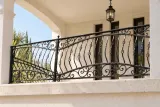 Kuta balustrada zewnętrzna z ornamentyką klasyczną, model BKZ04 — aranżacja w nowej przestrzeni. Wizualizacja AI.