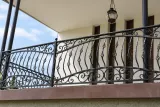 Kuta balustrada zewnętrzna z ornamentyką klasyczną, model BKZ04 — odtworzone ujęcie oryginalne. Wizualizacja AI.