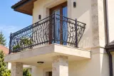 Kuta balustrada zewnętrzna z ornamentyką klasyczną, model BKZ54 — aranżacja w nowej przestrzeni. Wizualizacja AI.
