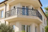 Kuta balustrada zewnętrzna z ornamentyką klasyczną, model BKZ79 — aranżacja w nowej przestrzeni. Wizualizacja AI.