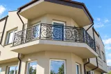 Kuta balustrada zewnętrzna z ornamentyką klasyczną, model BKZ79 — odtworzone ujęcie oryginalne. Wizualizacja AI.
