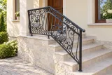 Kuta balustrada zewnętrzna z ornamentyką klasyczną i motywami winorośli, model BKZ75 — aranżacja w nowej przestrzeni. Wizualizacja AI.
