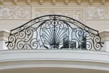 Kuta balustrada zewnętrzna z ornamentyką rocaille, model BKZ50 — odtworzone ujęcie oryginalne. Wizualizacja AI.