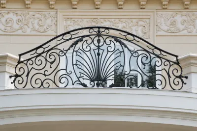 Kuta balustrada zewnętrzna z ornamentyką rocaille, model BKZ50 — odtworzone ujęcie oryginalne. Wizualizacja AI.