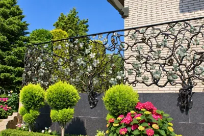 Kuta balustrada zewnętrzna z ornamentyką winorośli, model BKZ02 — odtworzone ujęcie oryginalne. Wizualizacja AI.