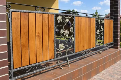 Kuta balustrada zewnętrzna z panelami drewnianymi i motywem winorośli, model BKZ49 — odtworzone ujęcie oryginalne. Wizualizacja AI.