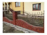 Wyrób kuty: Kuta Brama Dwuskrzydłowa i Ogrodzenie z Ornamentyką Winorośli