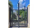 Wyrób kuty: Kuta Brama Dwuskrzydłowa Klasyczna z Elementami Ornamentalnymi