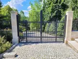 Wyrób kuty: Kuta Brama Dwuskrzydłowa Klasyczna z Elementami Ornamentalnymi