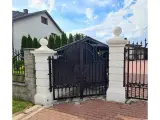 Wyrób kuty: Kuta Brama Dwuskrzydłowa Łukowa z Ornamentyką Klasyczną