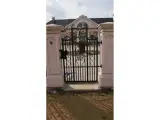 Wyrób kuty: Kuta Brama Dwuskrzydłowa Uchylna z Barokowymi Ornamentami Złoconymi