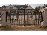Wyrób kuty: Kuta Brama Dwuskrzydłowa Uchylna z Barokowymi Ornamentami Złoconymi