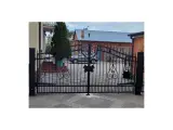 Wyrób kuty: Kuta brama dwuskrzydłowa z furtką o ornamentyce klasycznej