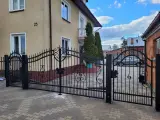Wyrób kuty: Kuta brama dwuskrzydłowa z furtką o ornamentyce klasycznej