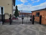 Wyrób kuty: Kuta brama dwuskrzydłowa z furtką o ornamentyce klasycznej
