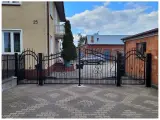 Wyrób kuty: Kuta brama dwuskrzydłowa z furtką o ornamentyce klasycznej